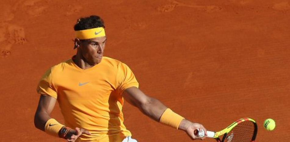 El tenista español Rafael Nadal devuelve la bola al ruso Karen Khachanov durante su partido de tercera ronda del torneo de tenis de Montecarlo.