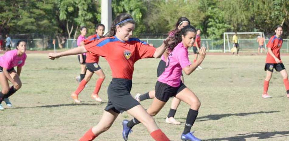 Acción en uno de los partidos celebrado ayer en el marco de la Copa Domex de Fútbol Femenino.