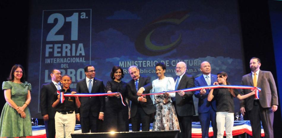 El presidente Danilo Medina corta la cinta para dejar inaugurada anoche la vigésimo primera Feria Internacional del Libro, que se extenderá hasta el próximo 30 de abril, en la Plaza de la Cultura