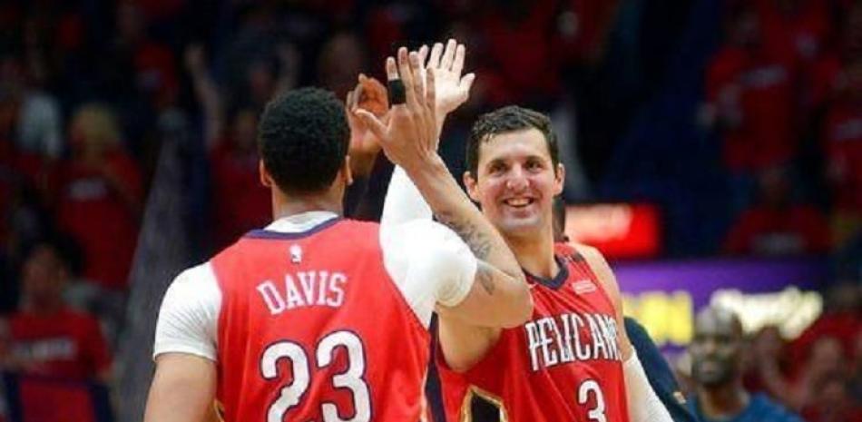 Nikola Mirotic y Anthony Davis, de los Pelicans de New Orleans, celebran tras un canasto en el partido del jueves por la noche contra los Trail Blazers de Portland.