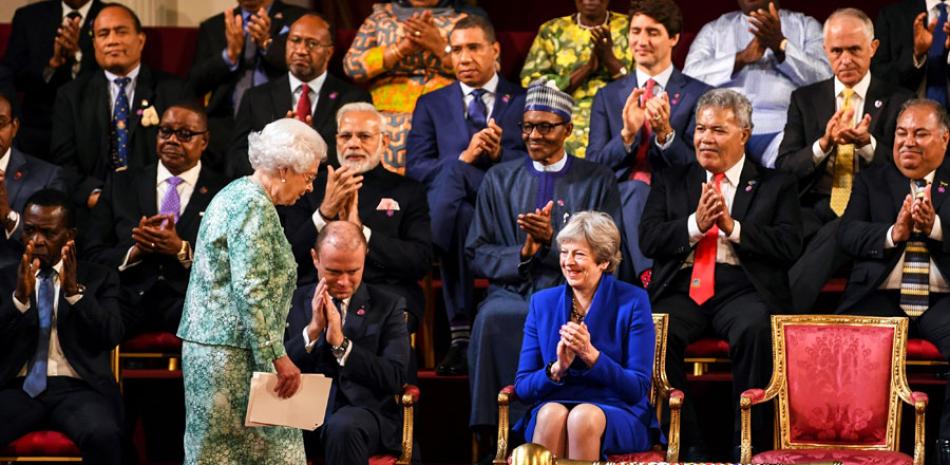 Reunión. La reina Isabel II del Reino Unido, tras pronunciar su discurso, durante la reunión de líderes de la Mancomunidad de Naciones (Commonwealth), ayer en el Palacio de Buckinham.