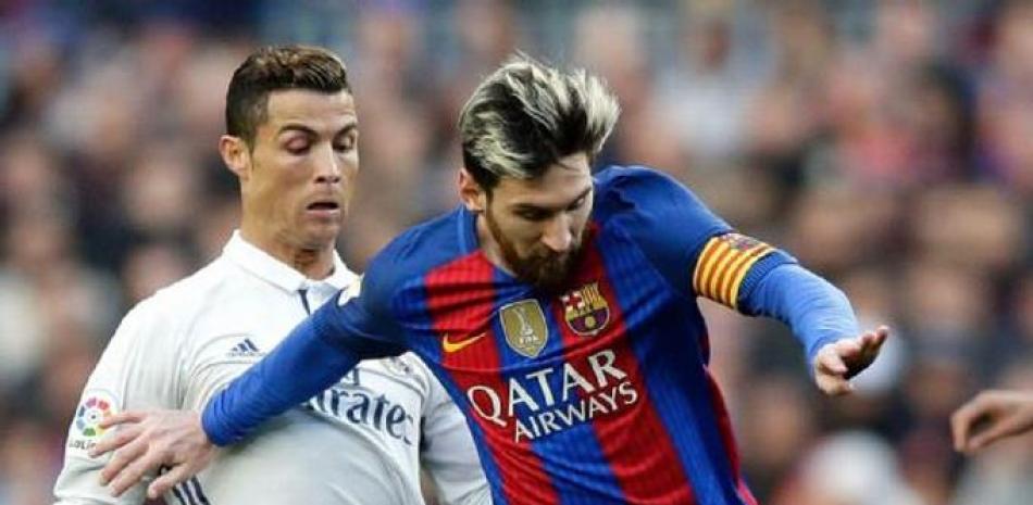Cristiano Ronaldo y Lionel Messi durante un clásico Real Madrid vs. Barcelona.