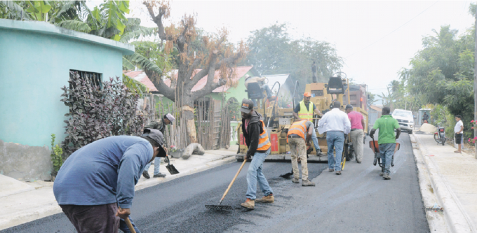 Avances. Brigadas del Ministerio de Obras Públicas avanzan en el reacondicionamiento y asfaltado de las calles de los municipios Neiba, Tamayo y el distrito municipal Monserrat.