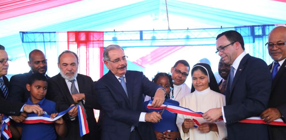 Escuela. El presidente Danilo Medina durante la ceremonia de inauguración del plantel escolar, junto al ministro de Educación, Andrés Navarro.
