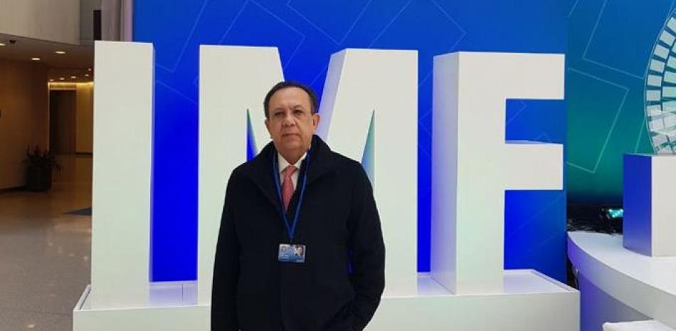 Reunión. Héctor Valdez Albizu, gobernador del Banco Central, durante su participación en las reuniones con el FMI en Washington.