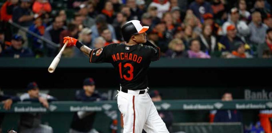 Manny Machado, de los Orioles de Baltimore, mira la trayectoria de la pelota que se fue de jonrón en el partido contra los Indios de Cleveland.