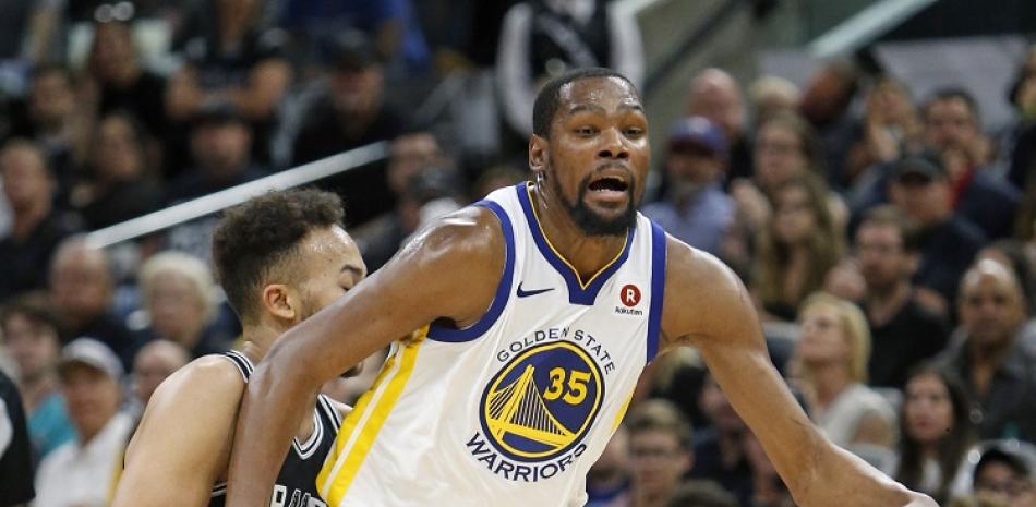 Kevin Durant y los Warriors de Golden State buscarán eliminar este martes a los Spurs de San Antonio.
