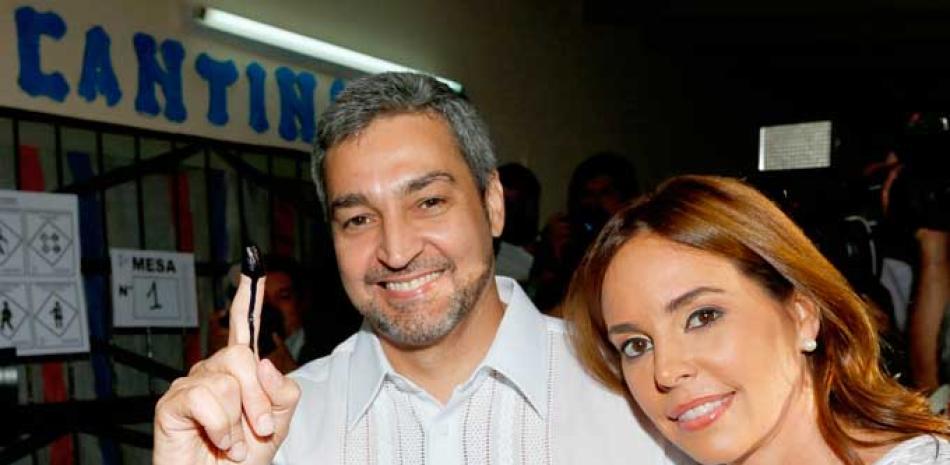 Mario Abdo Benítez votó junto a su esposa.