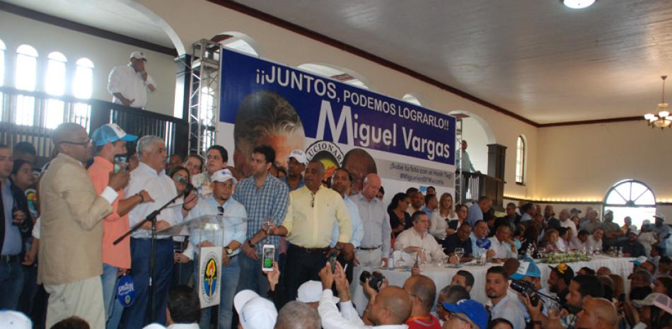 Encuentro. Miguel Vargas encabezó un acto en San Franci sco deMacorís, donde juramentó decenas de personas en el PRD.