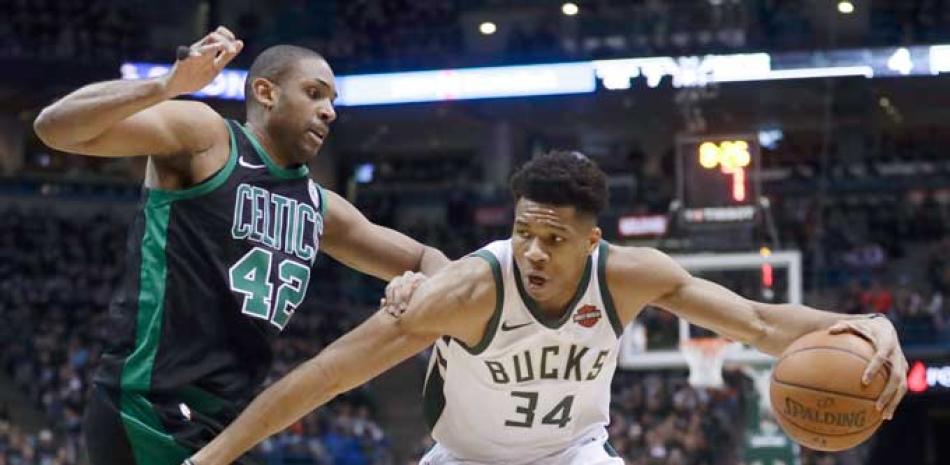 Giannis Antetokounmpo, de los Bucks de Milwaukee, trata de evadir la defensa de Al Horford, de los Celtics de Boston, durante la primera mitad del cuarto partido de la serie de primera ronda de los playoffs de la Conferencia del Este de la NBA.