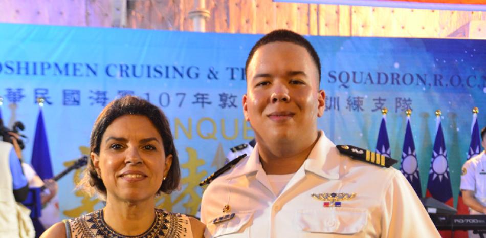 Listo. An-Hu Cruz, junto a su madre Ercilia Cruz, oriunda de Dajabón,es un oficial de la Armada dominicana que estudió en Taiwán.