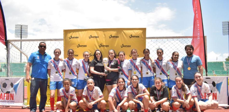 Integrantes del equipo de Saint Joseph que se coronó campeón en el torneo de fútbol femenino.