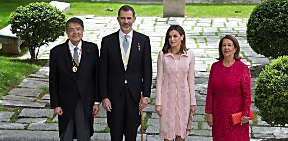Premio. El escritor nicaraguense Sergio Ramírez, a la izquierda, posa con los reyes de España, Felipe y Letizia, junto a su esposa, Gertrudis Guerrero Mayorga, en los jardines de la Univerdad Alcalá de Henares, después de la entrega del premio.