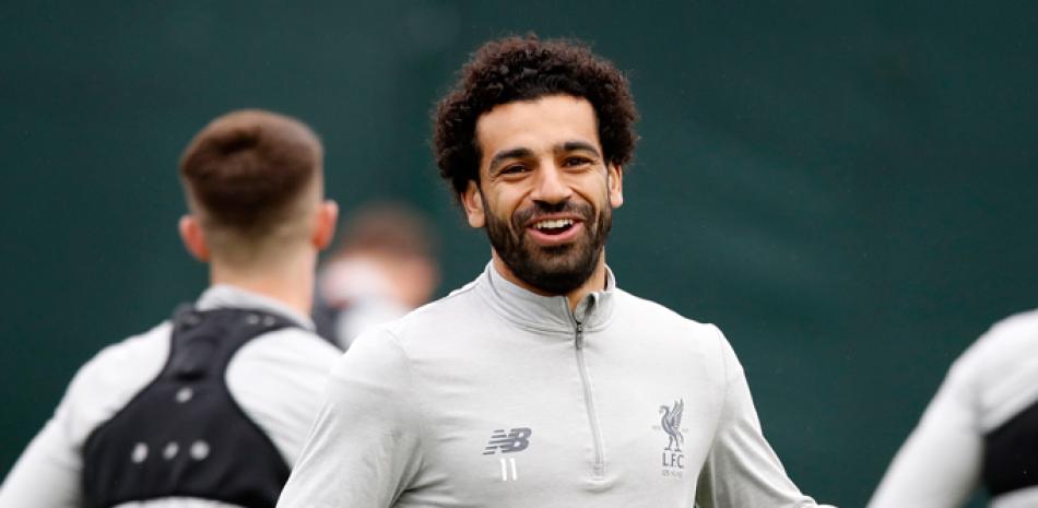 El jugador del Liverpool, Mohamed Salah, sonríe durante una sesión de entrenamiento ayer en Melwood Training Ground.