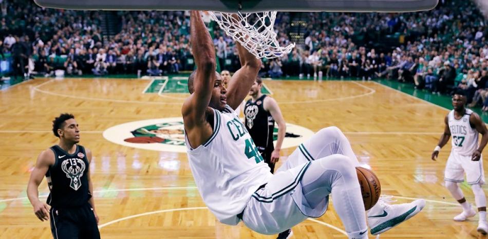 Al Horford, de los Celtics, ejecuta un donqueo en acción del partido de ayer frente a los Bucks de Milwaukee, en el quinto partido de su serie de primera ronda de los playoffs.