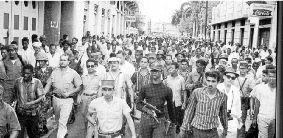 Manifestantes y combatientes de la Revolución del 24 de abril en las calles de la ciudad de Santo Domingo.