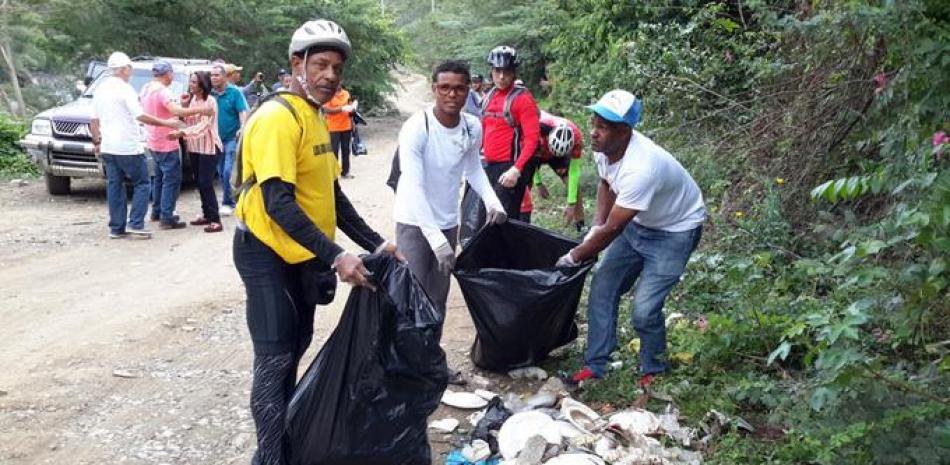 Esfuerzo. La labor de limpieza de la cuenca alta del río Baní movilizó a jóvenes, ciclistas, empresarios, legisladores y comunitarios.