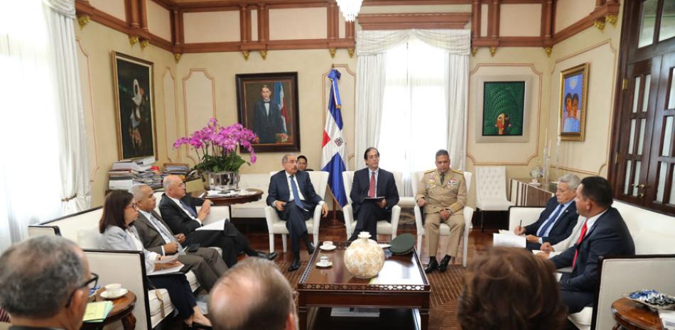 Encuentro. El presidente Danilo Medina encabezó ayer una reunión con una comisión de alto nivel en el Palacio Nacional, a la cual dio un plazo de 15 días para la entrega de una lista de programas y acciones a instrumentar para el desarrollo económico de la frontera.