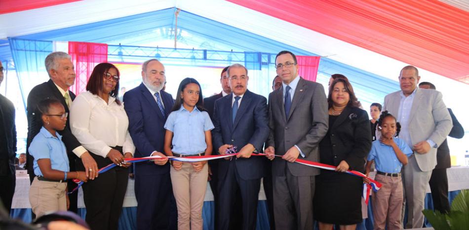 Ceremonia. El presidente Danilo Medina encabezó el acto de inauguración del centro educativo, junto al ministro de Educación, Antrés Navarro, y el director de la OISOE, Francisco Pagán.