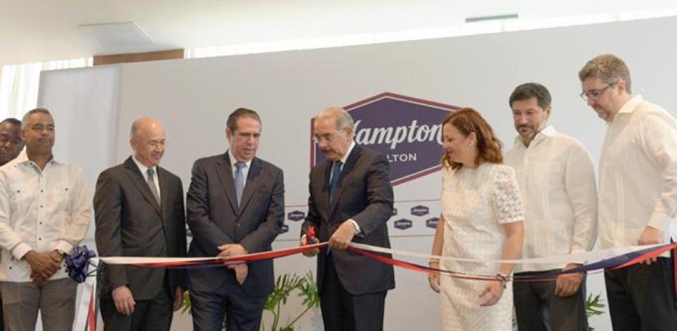 Inauguración: el presidente Danilo Medina junto a los socios del hotel durante el corte de cinta.