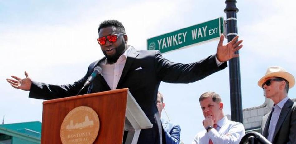 En esta foto del 22 de junio de 2017, David Ortiz, retirado bateador designado de los Medias Rojas de Boston, es homenajeado con la designación de su nombre para un tramo de la Yawkey Way, en las afueras del estadio Fenway Park en Boston. (AP Foto/Charles Krupa)