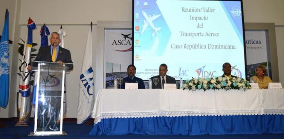 Evento. Momento del desarrollo del taller sobre el impacto del transporte aéreo en el país, celebrado en Punta Caucedo.