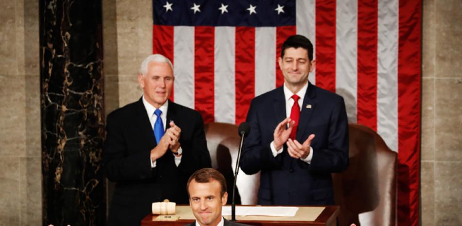 Visita. El presidente de la Cámara de Representantes de EE.UU., Paul Ryan, (derecha), el vicepresidente Mike Pence, izquierda, y mandatario francés, Emmanuel Macron, ayer en el Congreso.