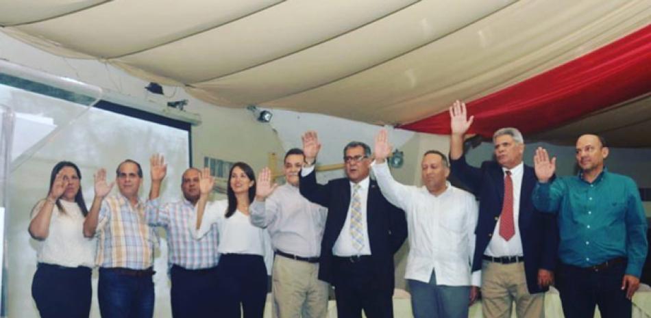 Integrantes de la plancha “Naqueños Unidos” que preside Lucho Pou Guerra al momento de tomar juramento tras las elecciones celebradas el pasado fin de semana.