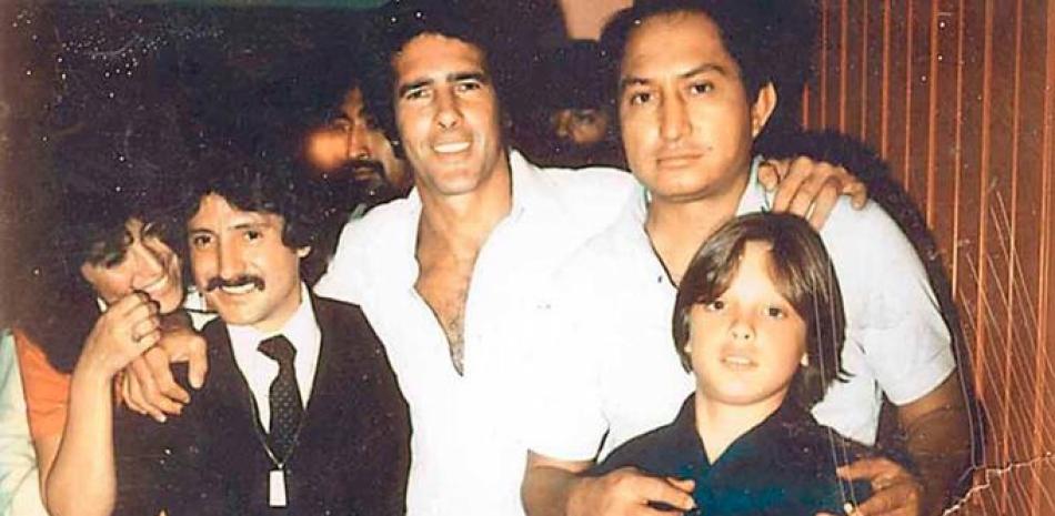 Imagen de Andrès García junto a Luisito Rey, Luis Miguel y otras personas cuando eran amigos y la familia del artista llegó a México.(Foto cortesía: Oronoticias.com.mx).