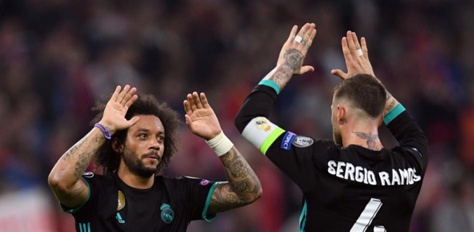 Marcelo es felicitado por su compañero Sergio Ramos luego de anotar el gol del empate previo al descanso.