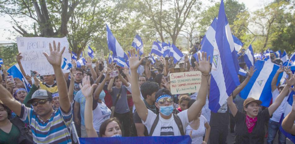 Rescate. Cientos de personas protestan durante una marcha para exigir la liberación de jóvenes detenidos en las protesta de la semana pasada ayer, en la capital Managua.
