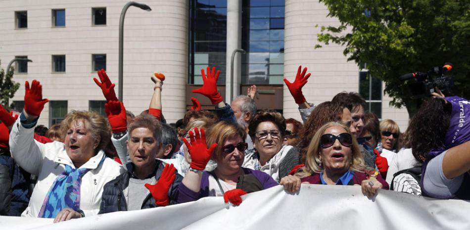 No! Una concentración convocada por los colectivos feministas reúne a varios centenares de personas, muchas de ellas exhibiendo manos rojas, símbolo contra las agresiones sexista.
