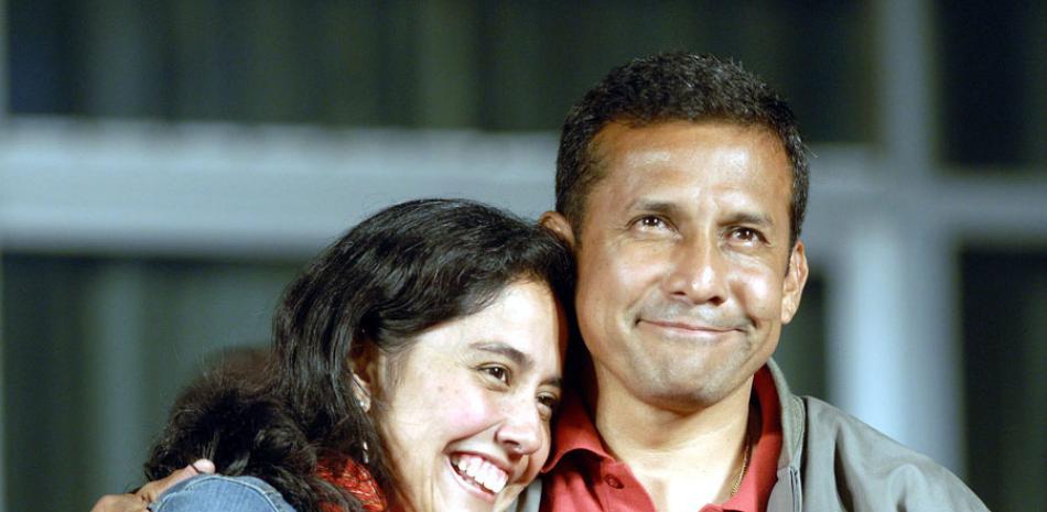 Archivo. Fotografía del 4 de junio de 2006, de
Ollanta Humala y su esposa, Nadine Heredia, en
su local de campaña en Lima.