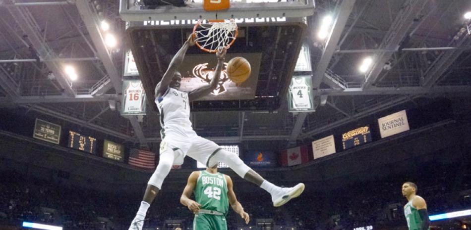 Thon Maker, de los Bucks de Milwaukee, realiza un potente donqueo en acción del partido de anoche frente a los Celtics de Boston en la primera ronda de la Conferencia del Este.