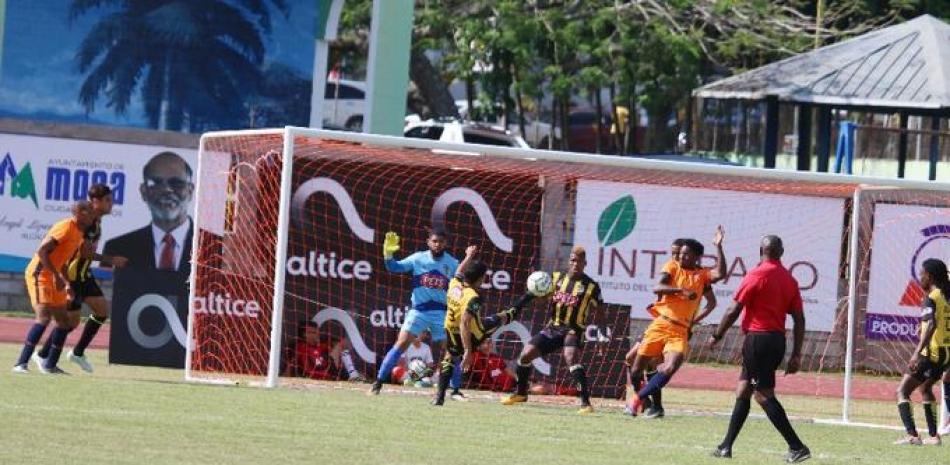 El arquero Agustín Vistarop, de la Universidad O&M, logra detener un balón, durante un partido celebrado este sábado ante el onceno Atlántico FC.