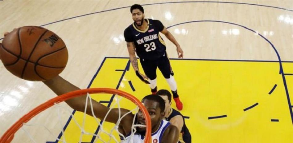 Kevin Durant, de los Warriors, se dirige hacia el canasto ante la mirada de Anthony Davis, de los Pelicans, en el primer partido de la serie de segunda ronda de los playoffs de la NBA.