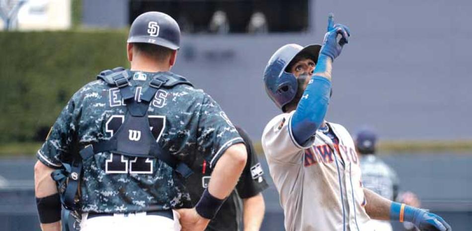 José Reyes observa hacia el cielo tras arribar al pentágono luego de disparar su primer vuelacercas de la campaña.