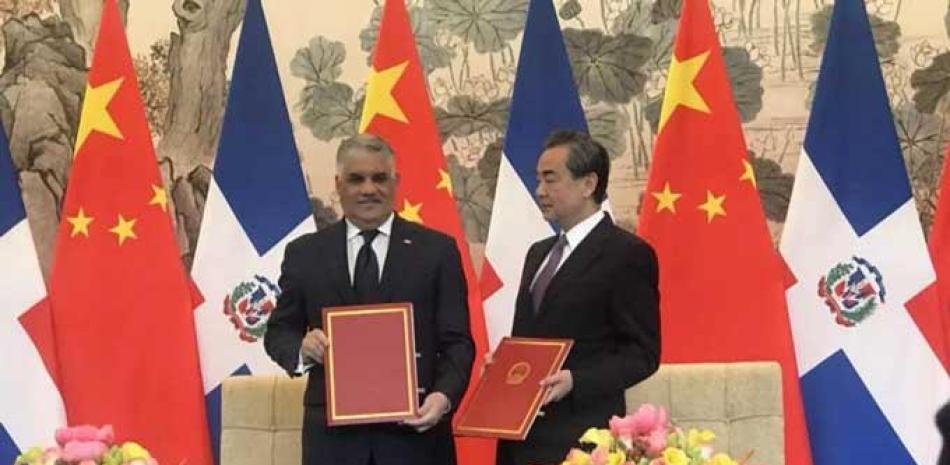 El ministro de Asuntos Exteriores de República Dominicana, Miguel Vargas, mientras anunciaba la ruptura con Taiwán en una rueda de prensa en Pekín junto a su homólogo chino, Wang Yi.