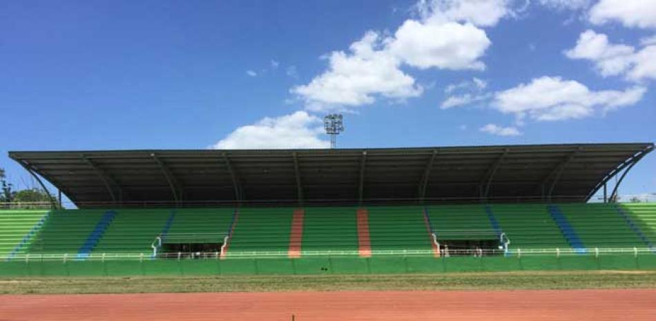 Vista del remozado estadio del complejo deportivo de La Romana, sede del equipo de fútbol Delfines del Este que forma parte de la Liga Dominicana de Fútbol.