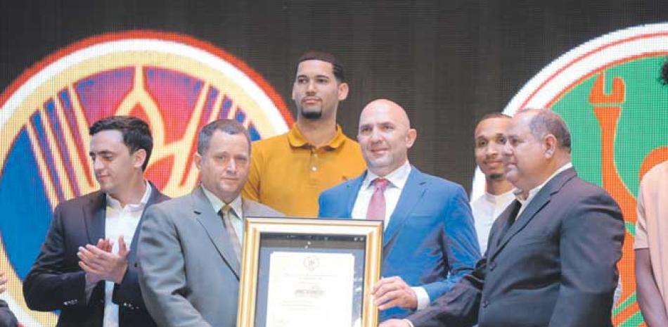 Honor. César Ureña y Freddy Caputo, de la ACDS, entregan un reconocimiento a los Metros de Santiago, que es recibido por su presidente Mícalo Bermúdez junto a los jugadores Eloy Vargas y Adris De León.