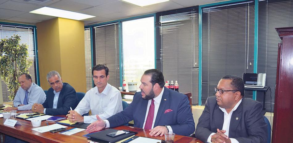 Encuentro. Armando Rivas, Alexander R. Schad, y el director ejecutivo de la Autoridad Portuaria, Víctor Gómez Casanova.