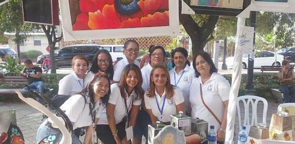 Un grupo de mujeres se ha propuesto dar lo mejor de sí, entregando todos sus años de preparación y experiencia para proporcionar a sus clientes y al país lo mejor de la artesanía.