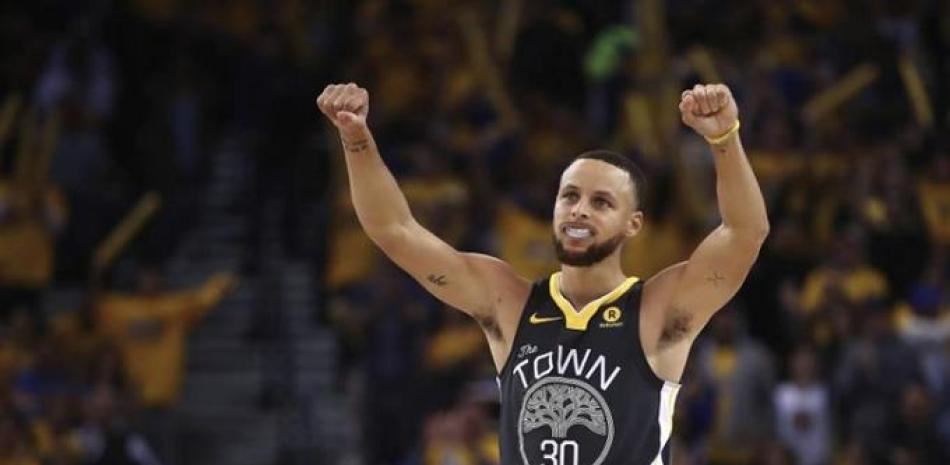 Stephen Curry, de Golden State, celebra luego de encestar un canasto en la segunda mitad del segundo partido de la serie semifinal de la Conferencia del Oeste ante los Pelicans.