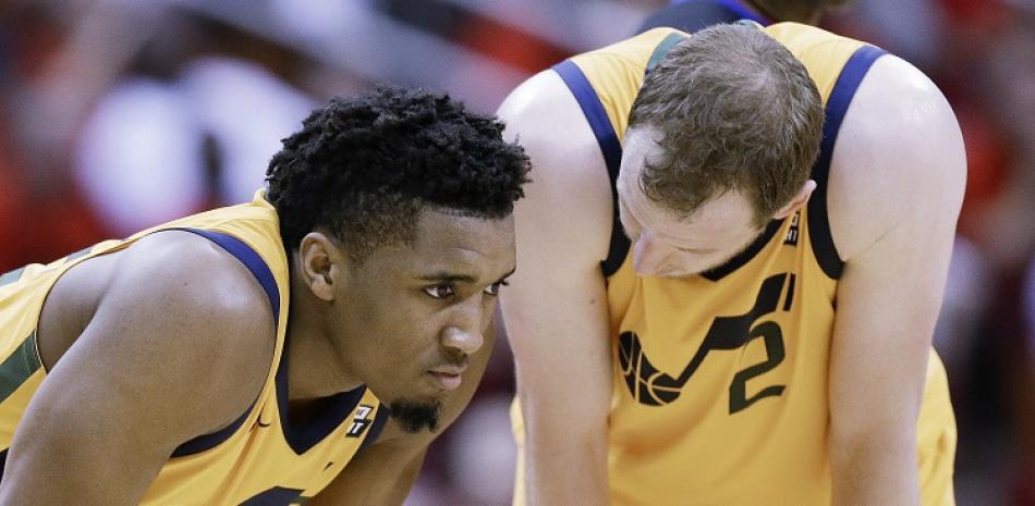 Donovan Mitchell y Joe Ingles, de los Jazz de Utah, conversan durante el primer partido de la serie de segunda ronda contra los Rockets de Houston en los playoffs de la NBA.