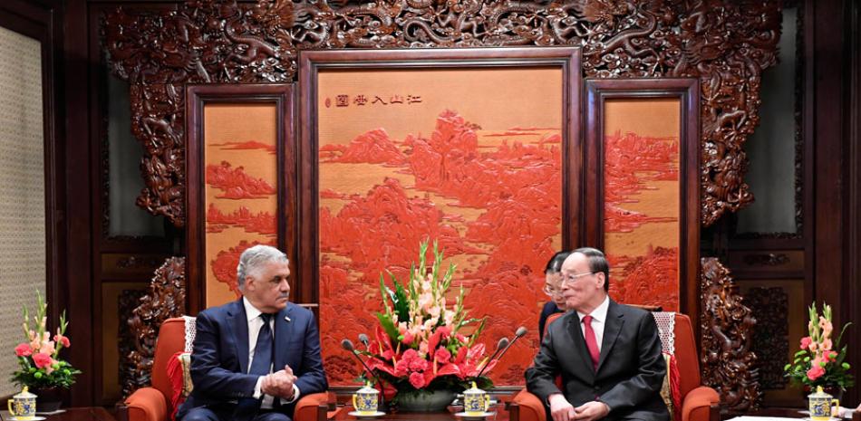 El vicepresidente chino, Wang Qishan (derecha), y el canciller dominicano, Miguel Vargas, durante una reunión ayer en Beijing, China, un día después de que ambos países decidieran establecer relaciones diplomáticas.