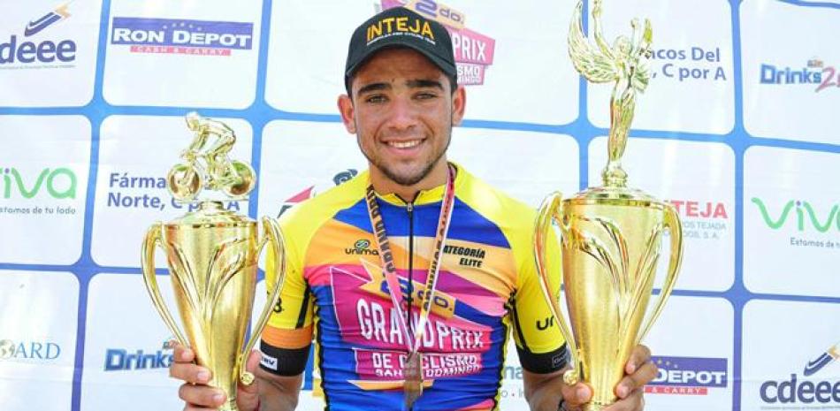 Junior Marte exhibe sus trofeos que lo acreditan como ganador de la última etapa y también como el mejor en la puntuación general en la categoría élite del Grand Prix Santo Domingo de Ciclismo.