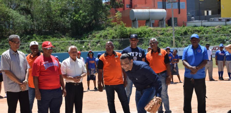 Luis Alberto Tejeda al momento de realizar el pitcheo de honor que dejó inaugurado el Décimo Torneo de Softbol Femenino en la Provincia Santo Domingo.