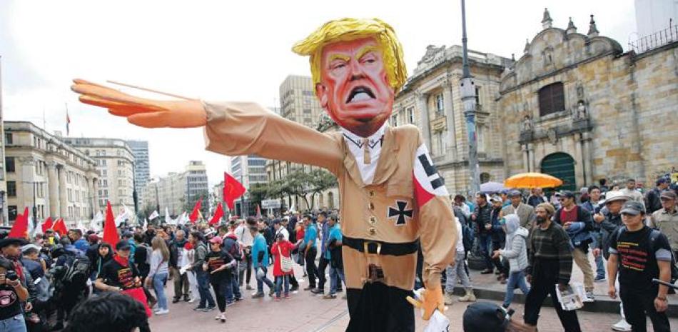Colombia. Manifestantes cargan una figura del presidente estadounidense Donald Trump, vestido de nazi, durante la manifestación en Bogotá.