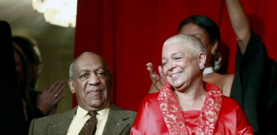 Foto del 26 de octubre del 2009, el comediante Bill Cosby y su esposa Camille en el Centro John F. Kennedy para las Artes Escénicas, en Washington, donde el comediante recibió el Premio Mark Twain al Humor Estadounidense. (AP Foto/Jacquelyn Martin, Archivo)