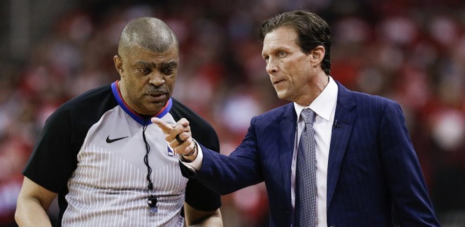 Quin Snyder, entrenador de los Jazz de Utah, conversa con el árbitro Tony Brothers en la primera mitad del segundo partido de la serie semifinal de la Conferencia del Oeste contra los Rockets de Houston.